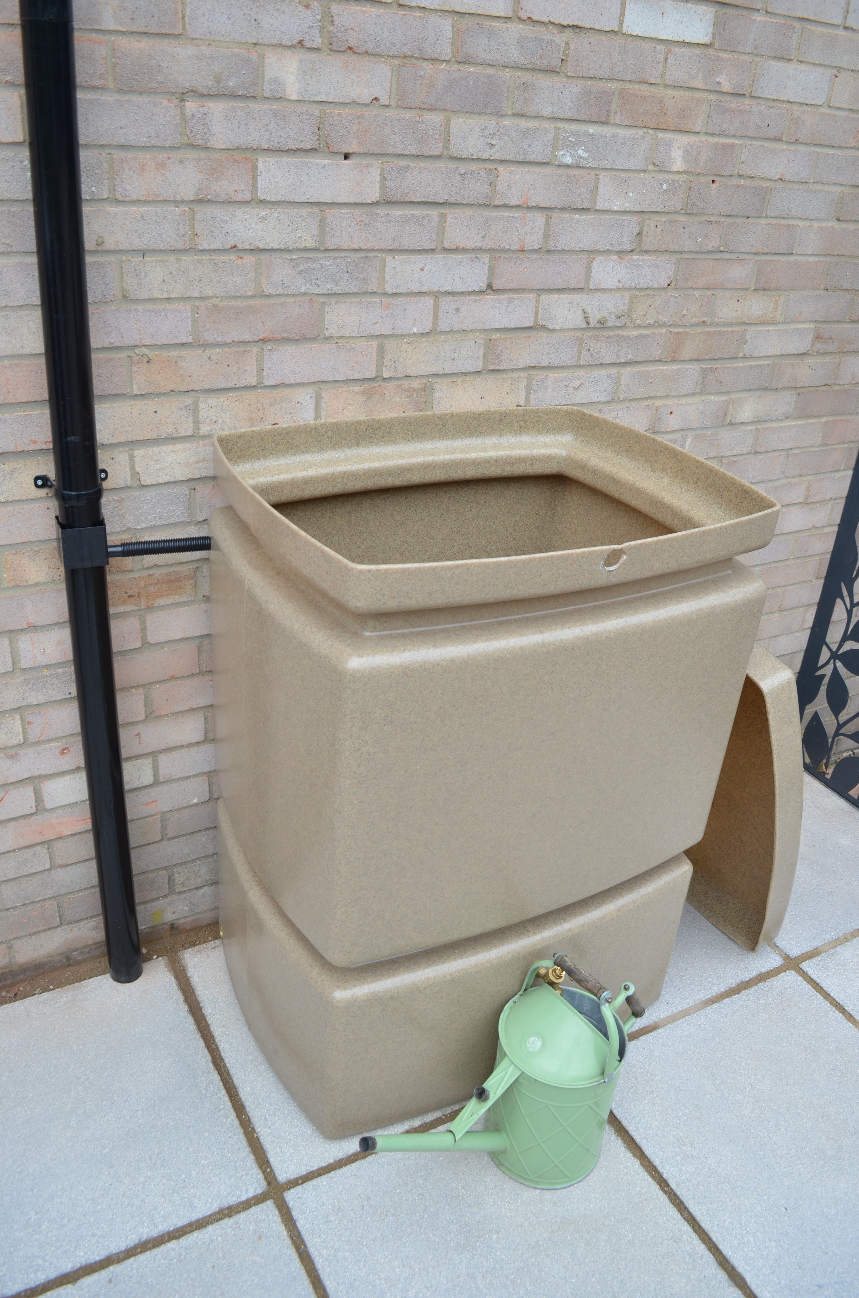 525 Litre Pillar Water Butt in Sandstone