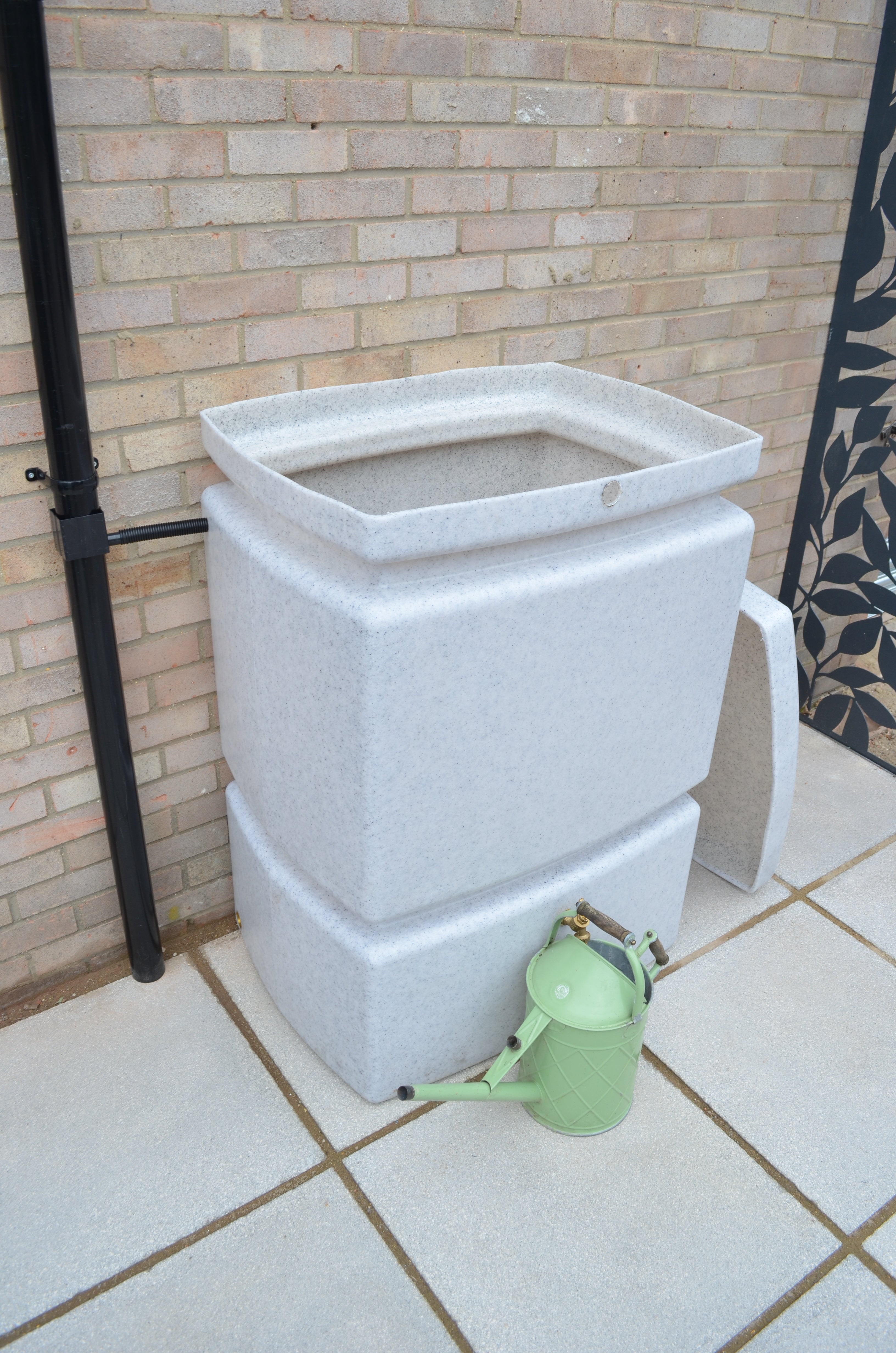 525 Litre Pillar Water Butt in White Marble